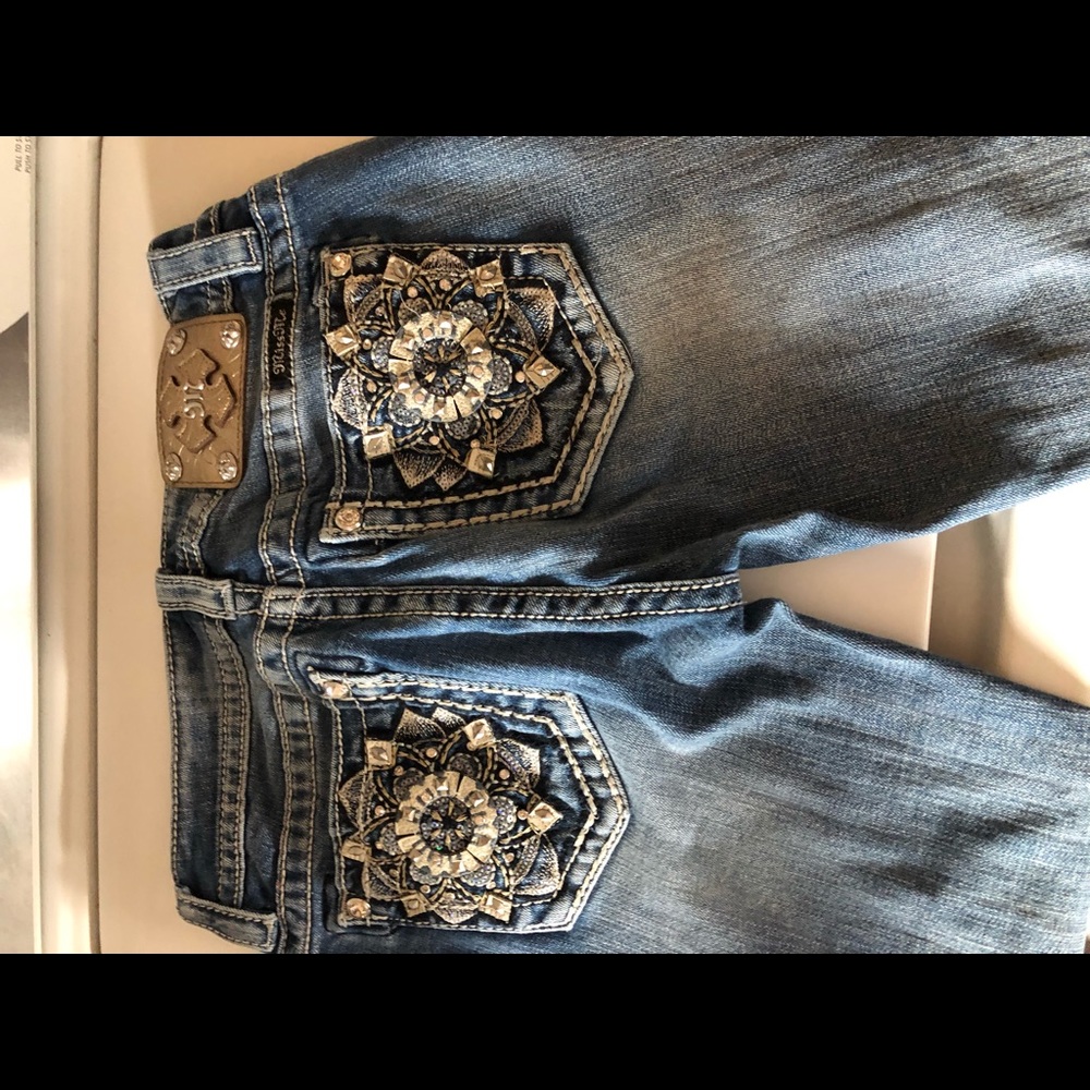 Miss Me size 27 cut skinny , no damage